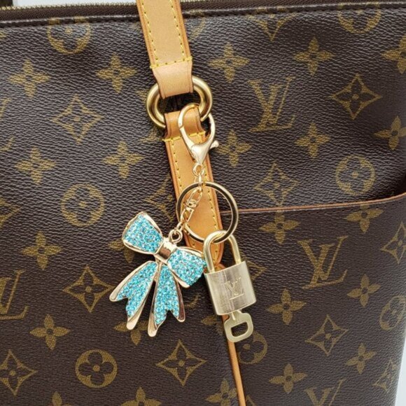 Authentic Louis Vuitton Lock & Key with unbranded Blue Ribbon Bagcharm 101425 - Picture 1 of 7